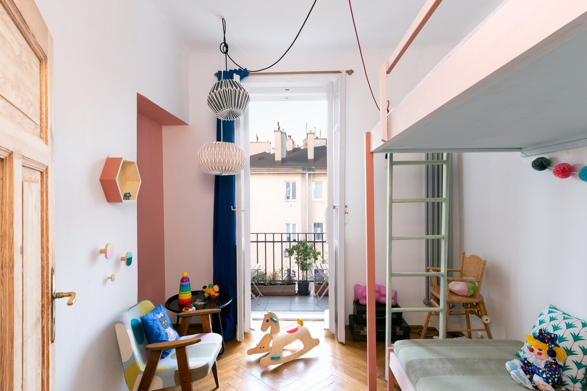 habitación más pequeña con litera y un balcón