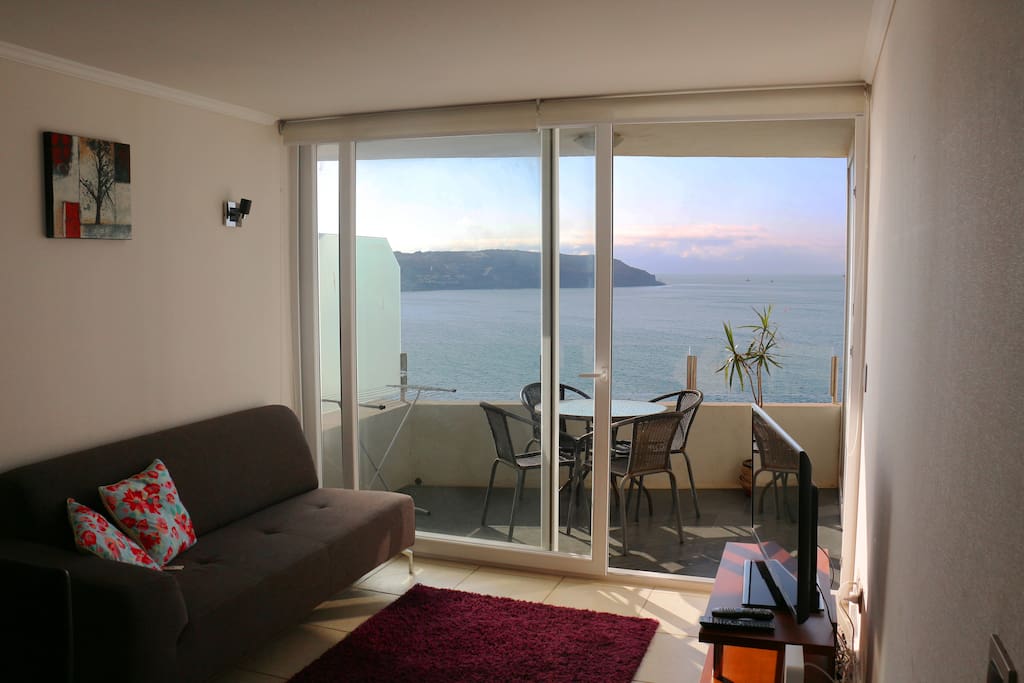 The homely and modern furnished living room with big windows and a beautiful view of the ocean and the balcony.
El acogedor living modernamente amoblado con una hermosa vista del oceano y del balcón.