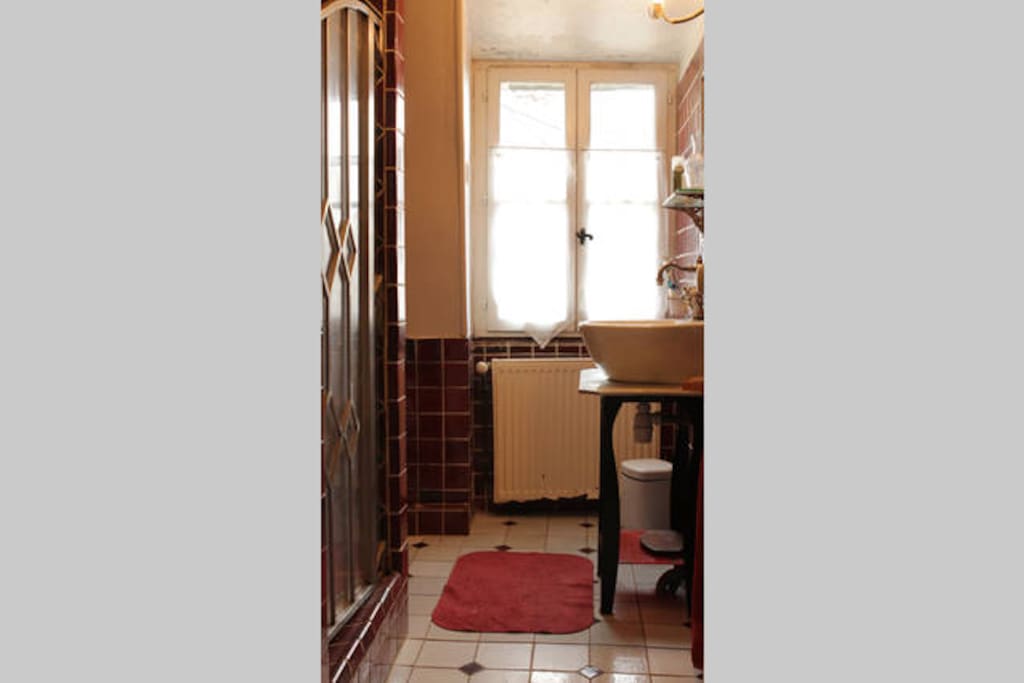 Salle de bains partagée des chambres blanche bleue et framboise