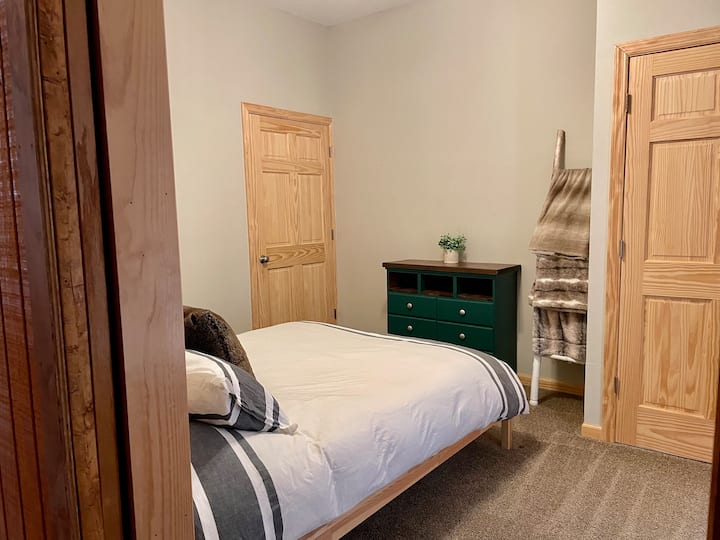 Chambre Queen au niveau inférieur.