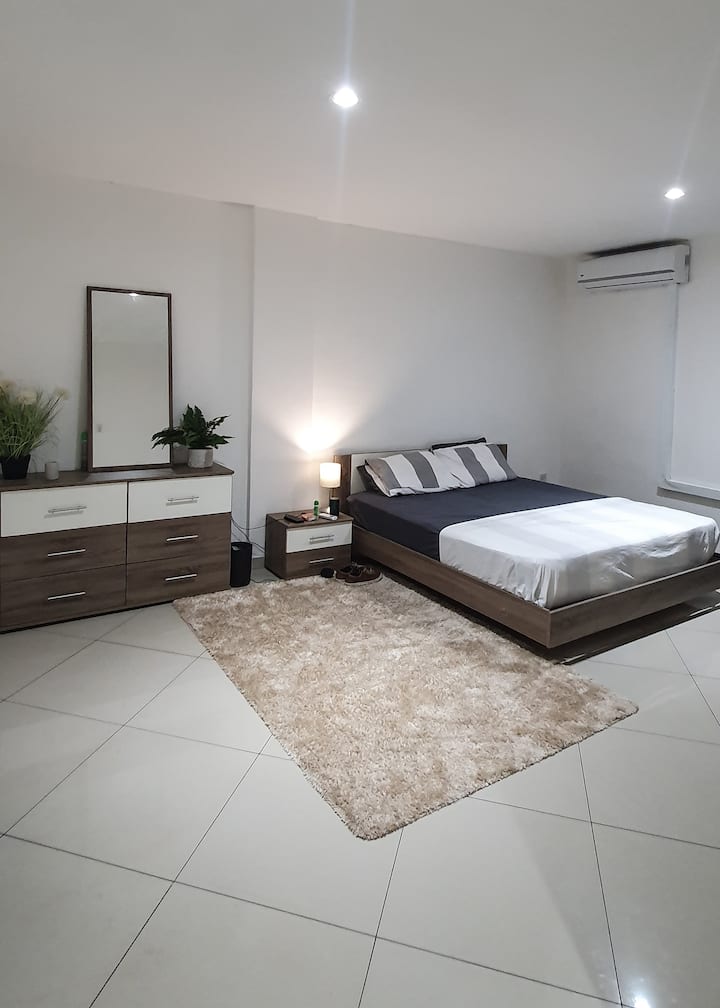 Fő hálószoba king méretű ággyal, teljesen légkondicionált, és saját fürdőszobával és vécével rendelkezik. Bejárható gardróbbal is fel van szerelve.