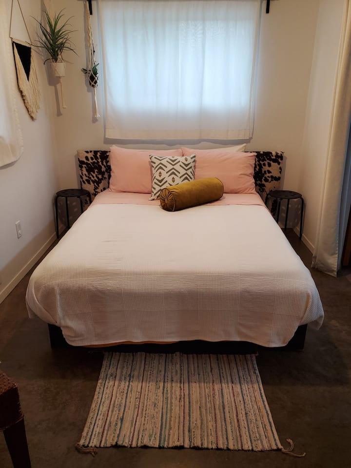 בחדר השינה למטה, מיטת קווין סייז וחדר רחצה פרטי עם אמבטיה/מקלחת. המזרן קשיח עם כיסוי קצף זיכרון רך במיוחד.
 טלוויזיה עם Wi-Fi /Roku לשימוש עם חשבון הסטרימינג שלכם. 