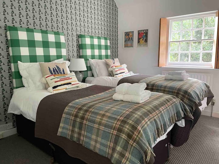 Dormitorio 3: 'Cow Parsley'  inspirado en los paseos alrededor de la cabaña. Cara hacia el este sobre el bosque.