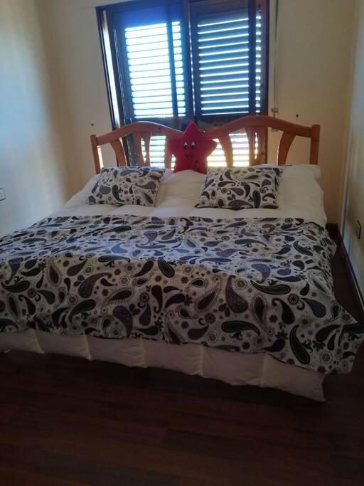 Habitación p dos personas cama super amplia k puerta de acceso a la terraza y edredón nórdico con funda.