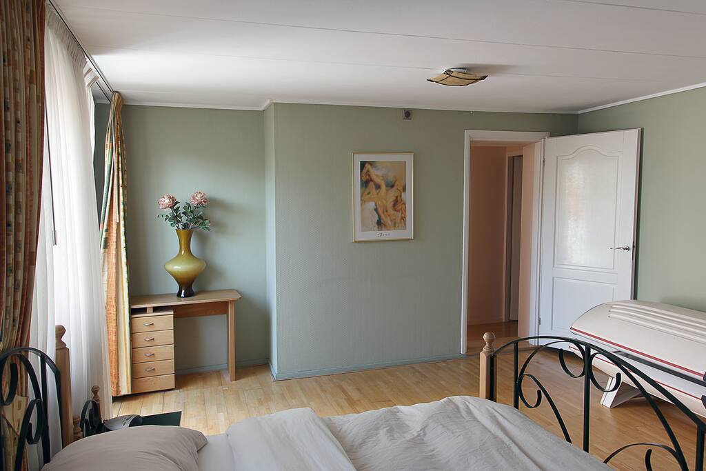 De kamer is licht en ruim.