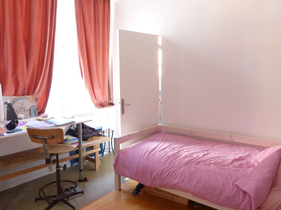 Chambre avec bureau sur cour