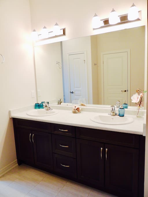 Romantic morning share the washroom with your partner! Sweet moment!