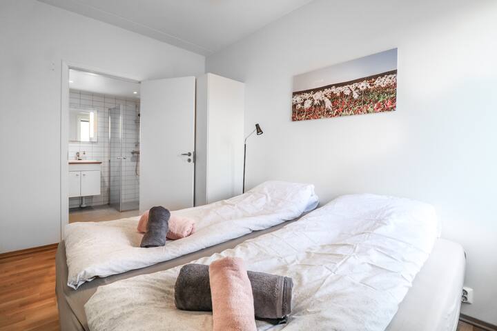 LARGE 3BR Modern Seaside Apt Near Central Station gallery image 3