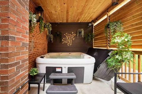 Your Downtown *Hot Tub* Getaway!