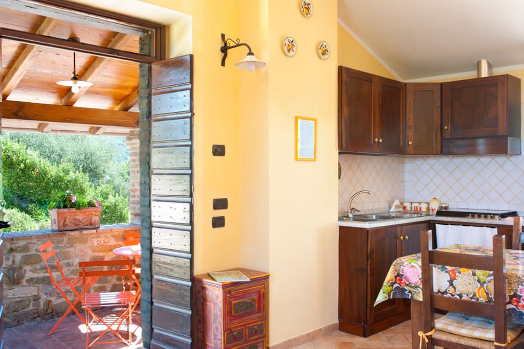 Tra loggiato e ingresso con cucina-soggiorno