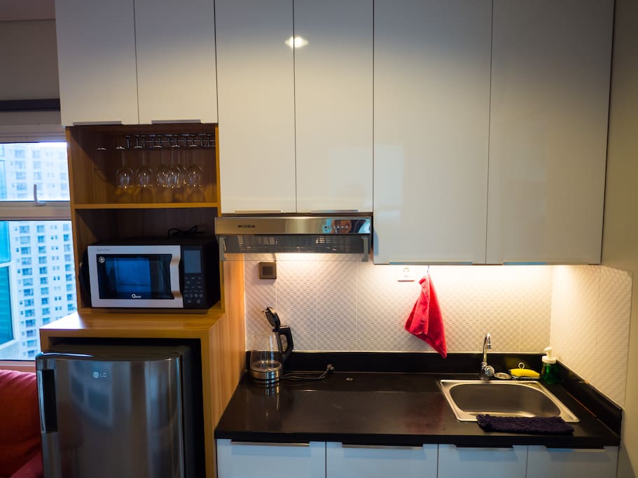 Kitchen (with portable stove and cooking utensils)