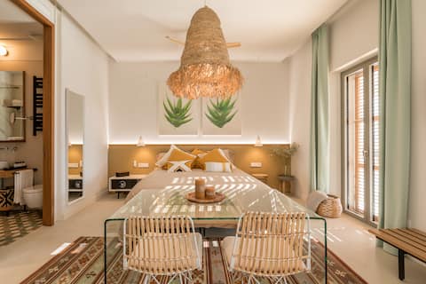 Anuncio de Airbnb popular: Aparthotel Studio Suite Exclusive in Bahia- Ibiza en Sant Antoni De Portmany