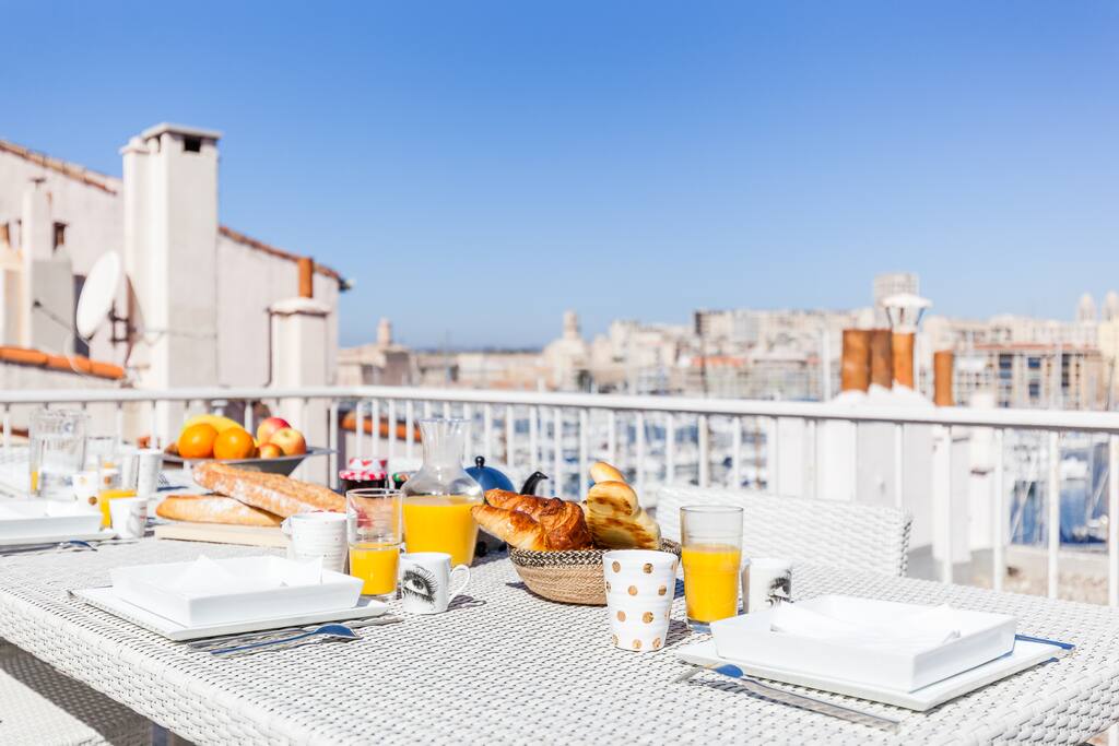 Un petit déjeuner au soleil avec vue sur le Vieux Port / Breakfast under the sun with view on the Vieux Port