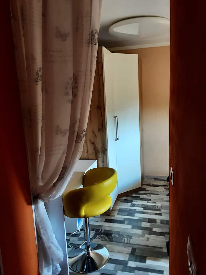 Nuestro departamento es un piso de espacio abierto sin puertas que separen las instalaciones de la sala de estar del dormitorio. 
