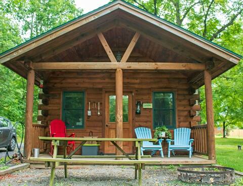 Dog-friendly cabin with hot tub and breakfast deli