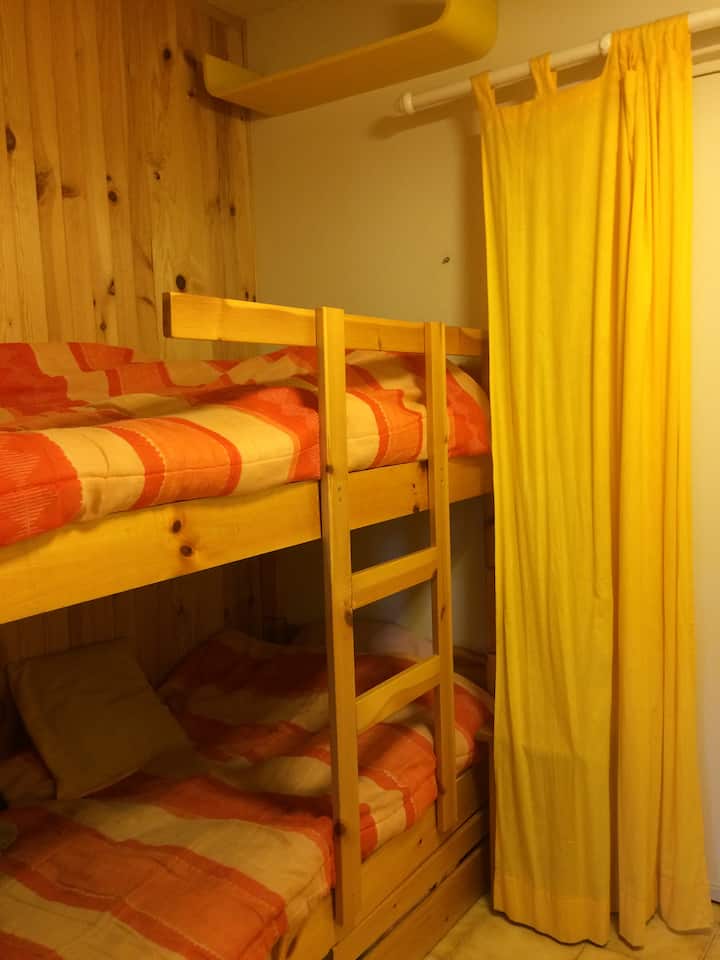 två våningssängar