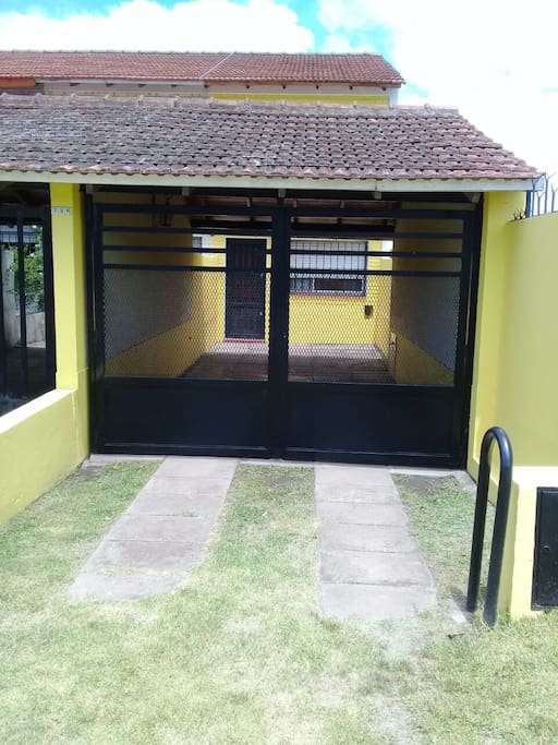 Entrada, garage cubierto.