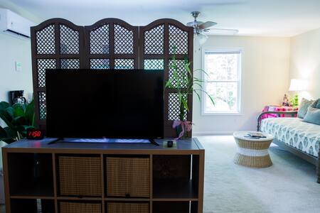 Riverside Hideaway: spacious garden level studio