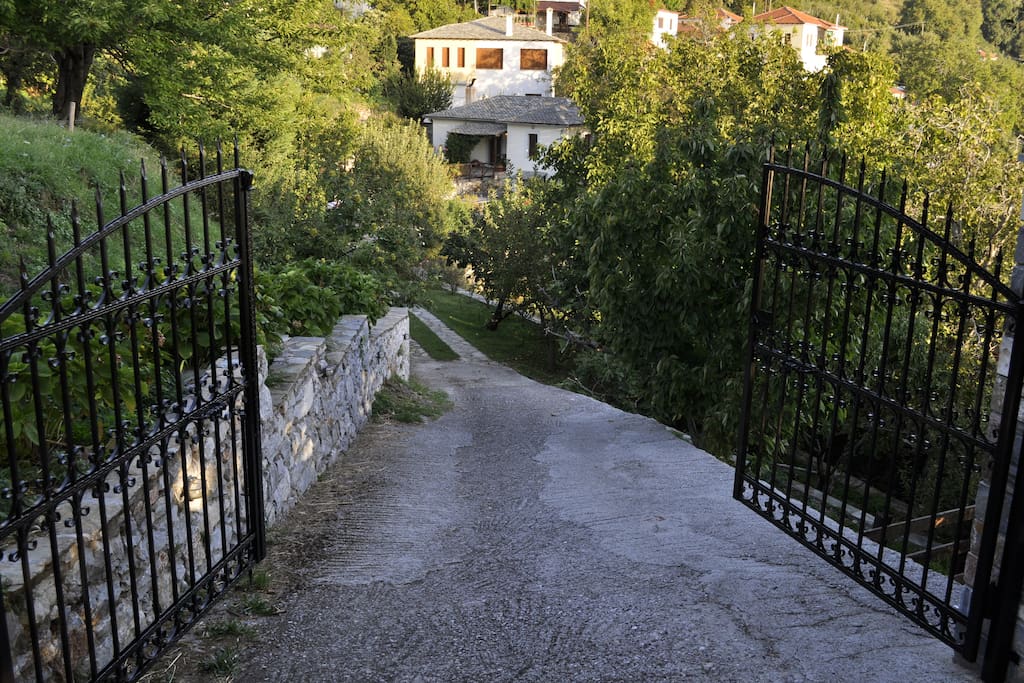 Κεντρική είσοδος και υπαίθριο πάρκινγκ