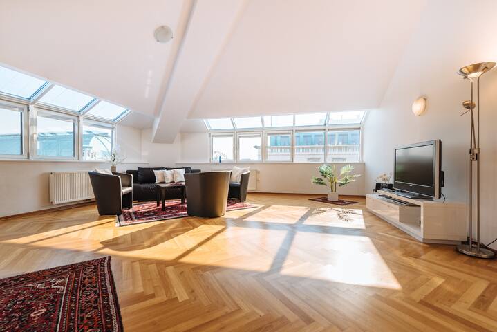 Penthouse Opera 3 Bedrooms with A/C gallery image 3