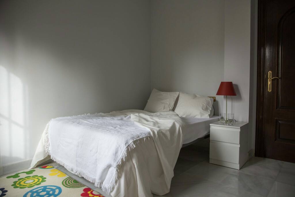 Basis kamer €38 incl ontbijt,douche delen
