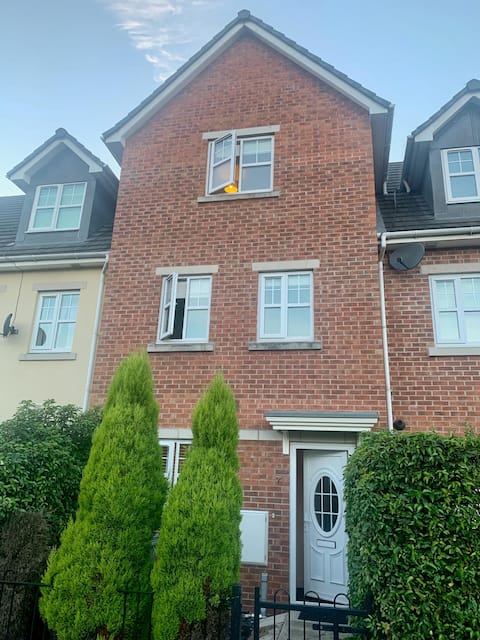 Cheshire East/Townhouse 4BD - Close to Bentley