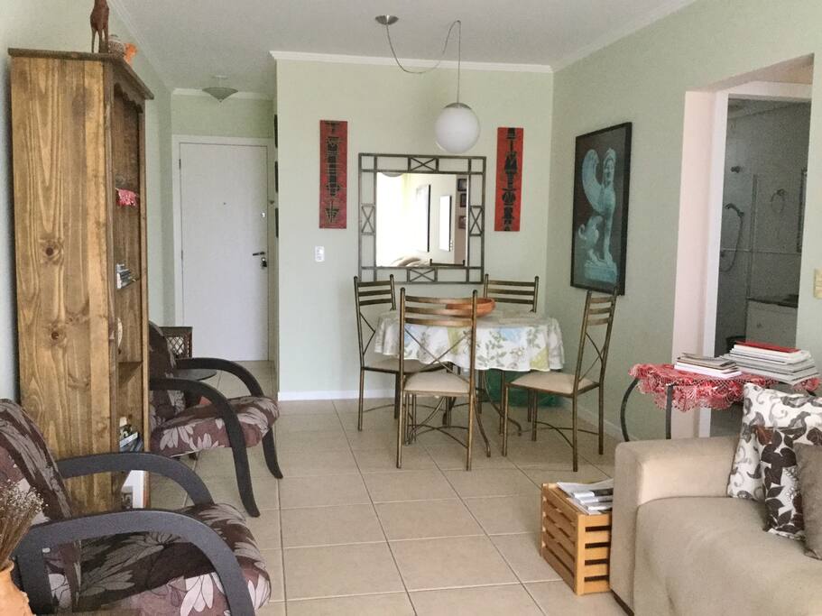Sala do apartamento - bem iluminada, arejada, aconchegante e de muito bom gosto.
