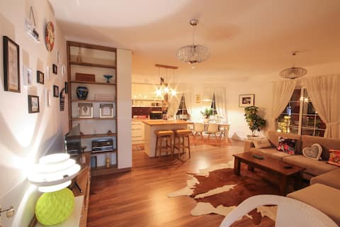 City Centre Modern Stylish Apt with Balcony View