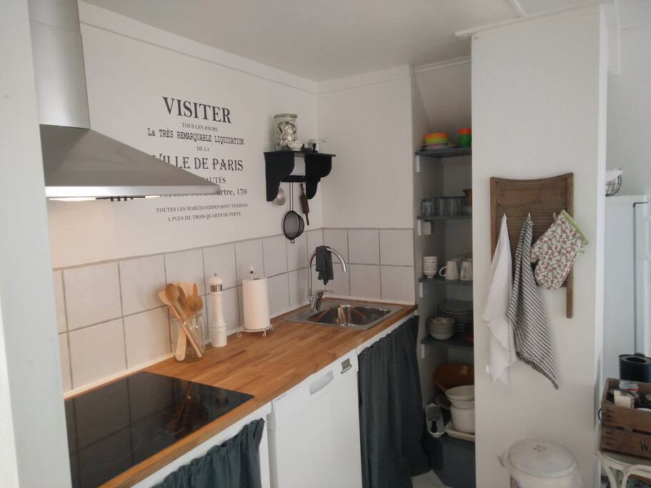 Hyggeligt lille køkken hvor alt service forefindes også højstol til baby.