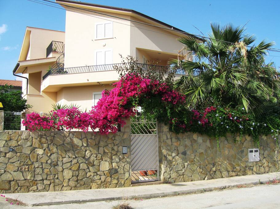 Vista esterna della villa