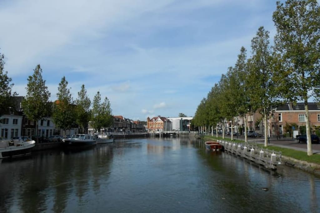 Het appartement bevind zich in een rustig zij straatje aan gracht ,