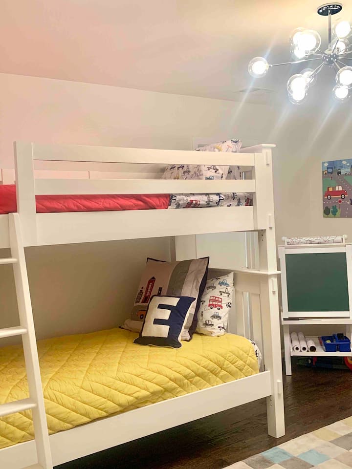 Quarto com beliches e persianas blackout