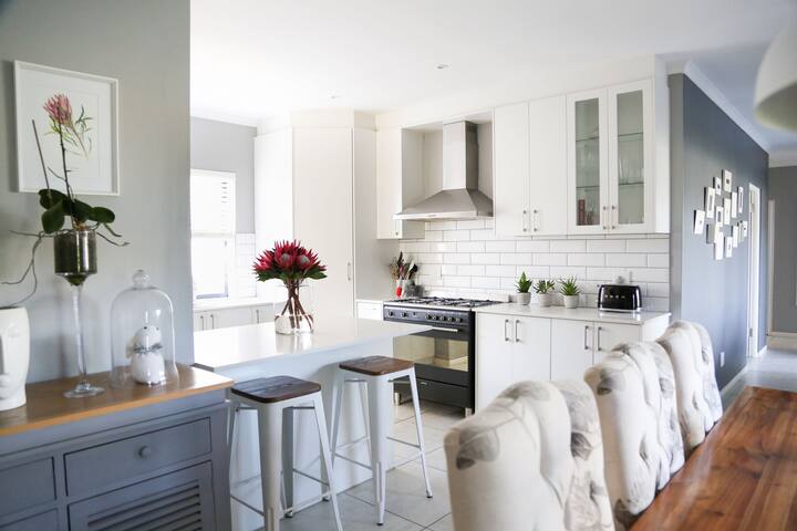 Modern Aan De Wijnlanden home gallery image 5