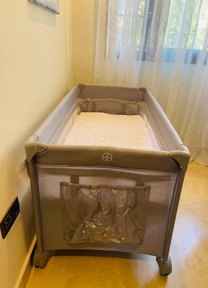 Mtoto mchanga au mtoto mdogo pia amezingatiwa. Kwa kitanda hiki kinachokunjika, tuna godoro la ziada ili mtoto wako pia aweze kulala vizuri akiwa likizoni. Tafadhali kumbuka: kitanda kimewekwa kwenye nafasi ya chini kabisa kwa ajili ya usalama. Blanketi na shuka hutolewa 