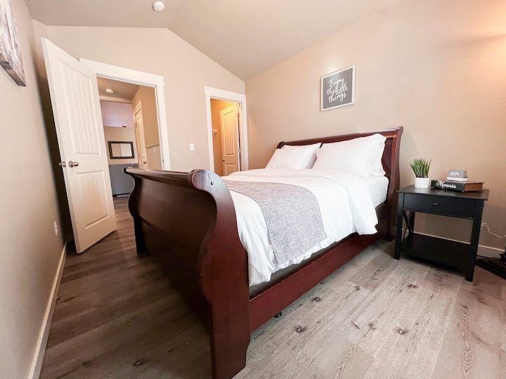 Spálňa s manželskou posteľou Queen na