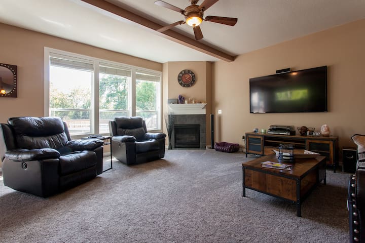 Modern, Spotless home near Intel with Pool