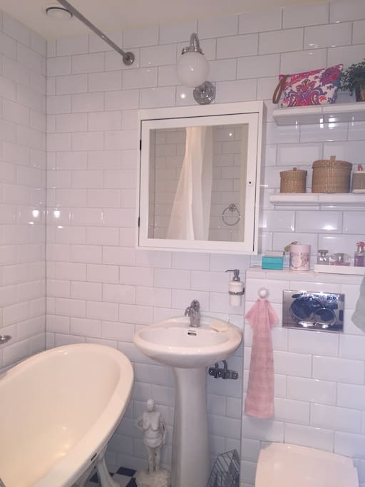 Badrum m dusch, badkar och WC