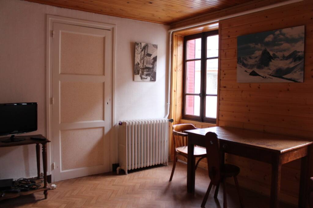 pièce ce vie avec canapé-lit 2pl