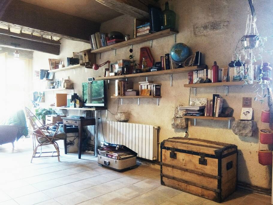 Espace bibliothèque/bureau au salon