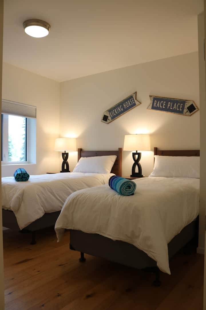 De middelste slaapkamer heeft een kingsize split - kan worden ingericht als een kingsize bed of twee eenpersoonsbedden.