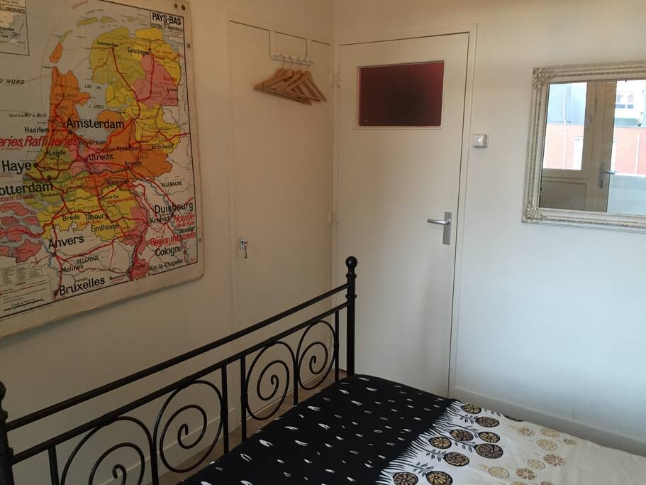 Welcome to the Netherlands! (it now showcases a different art piece). Room seen from the other side, with clothing hangers