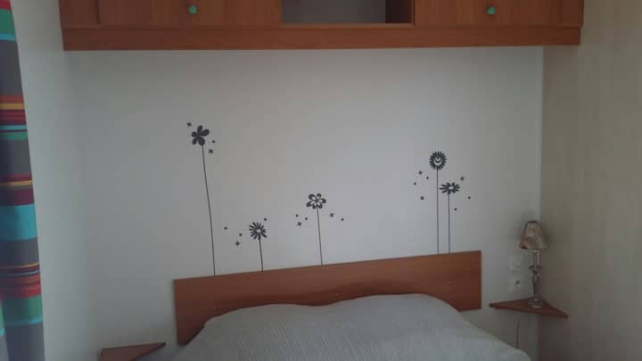 卧室配有双人床和储物柜