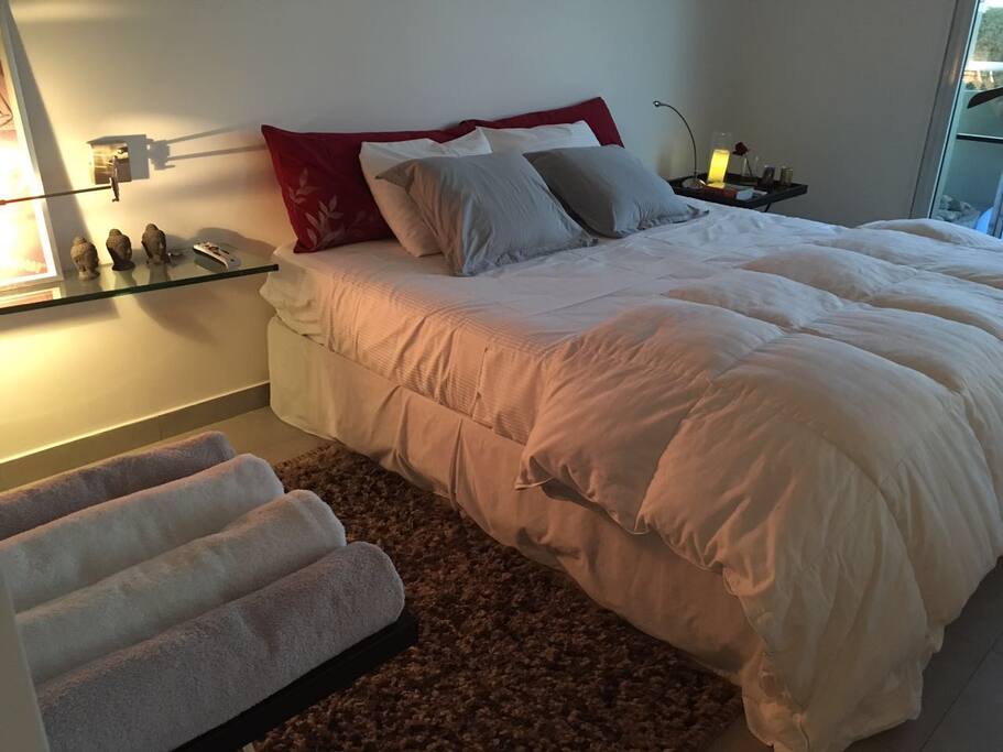 cama KING SIZE, sabanas de 500 hilos y duvet de plumas