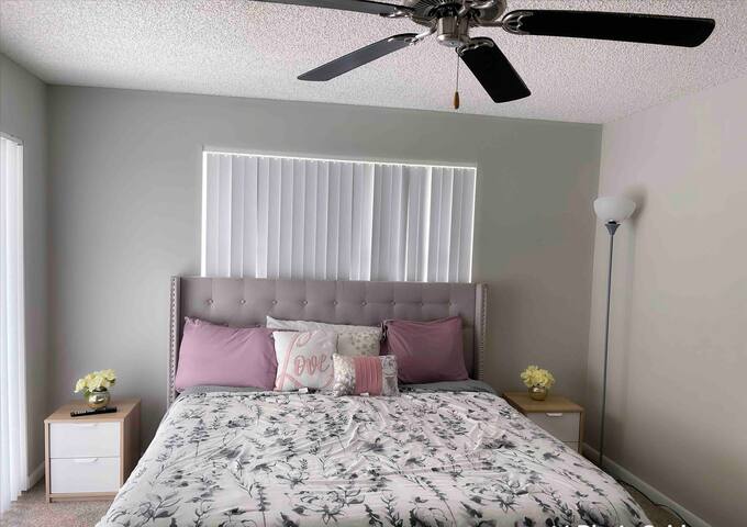 Lovely two bedroom 2 bath With balcony lake view. gallery image 2