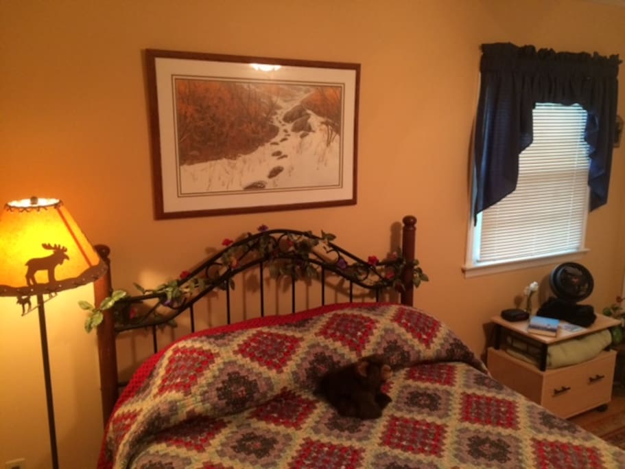 The queen sized bed is very comfy!