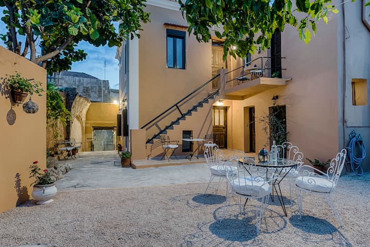 Villa with View, Garden Outdoor Shower & Sunbeds