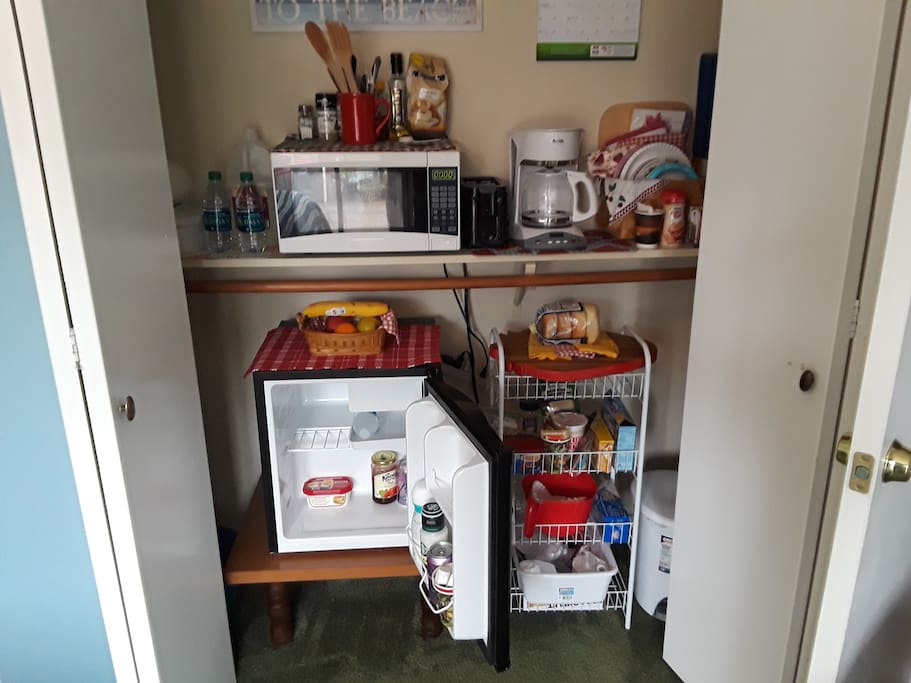 kitchenette: Coffee, tea, hot cocoa, oat meal, bagels, muffins, instant soup, snacks, creamer, jam, peanut butter, butter, olive oil, honey, salt n pepper, sugar, stevia, waters, sodas. Fruits, kitchen utensils, crock pot, egg maker. Paper plates, cups, etc.