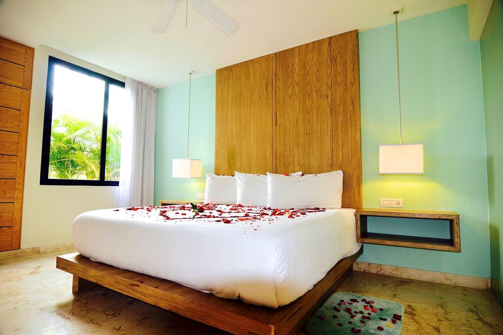 Deep king, comfortable mattress. Rose petal messages as per your request