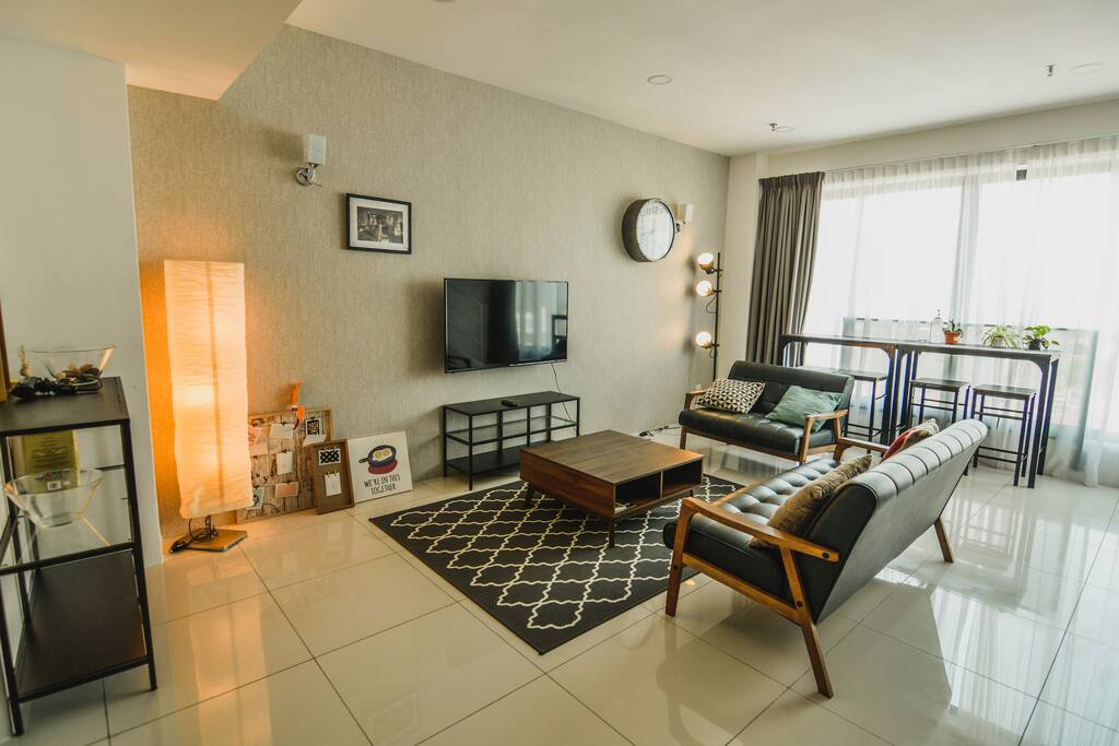 Our living room in the bright morning. A nice place to chill out and have some breakfast overseeing the Penang heritage cities on our bar table. Perfect for family and friend time.