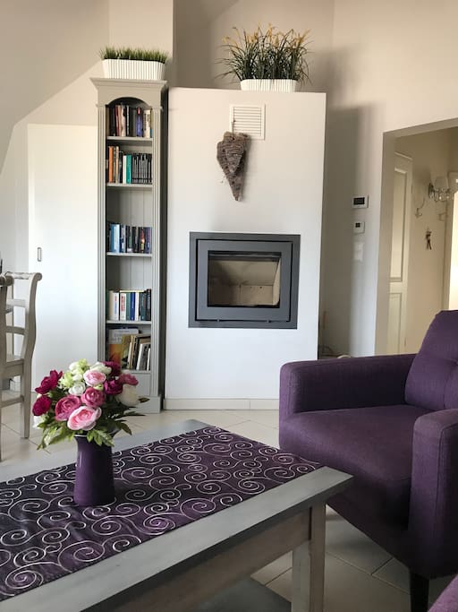 Wohnzimmer mit Kamin